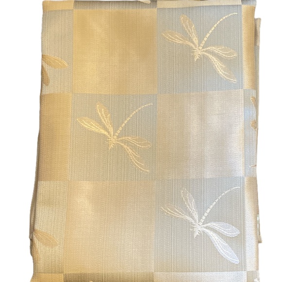 Patricia Spratt Table Linens 66" x 120" - Picture 2 of 3